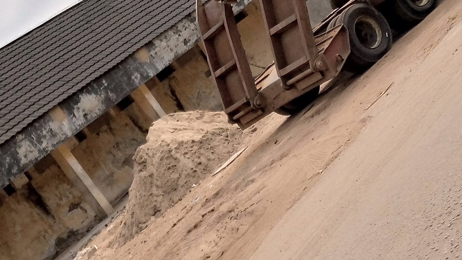 Тяжелый грузовик на дороге